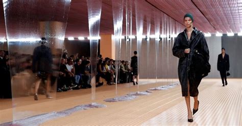 sfilata prada 22 settembre|L’arte delle mani in primo piano, da Prada a Diesel.